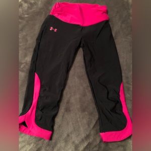 Under Armour capri leggings black and bright pink trim ruching at waist